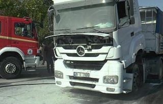 Seyir halindeki tır alevlere teslim oldu