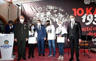 Şiir yarışmasında dereceye girenlere ödülleri...