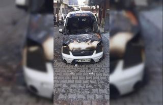 Siirt’te park halindeki araç alev aldı