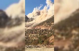 Siirt’te yol çalışmalarına engel olan dev kayalar...