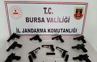 Silah kaçakçısının evine şok baskın