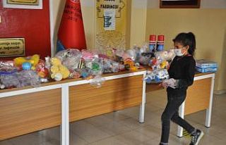 Şırnaklı çocuklar oyuncaklarını İzmirli depremzede...