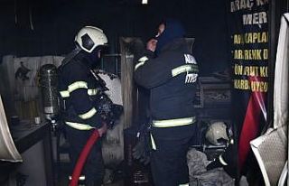 Sobadan düşen alevli karton dükkanı yaktı