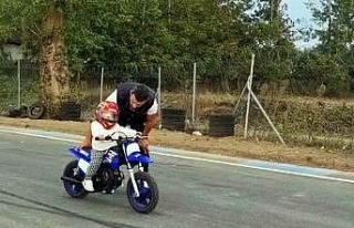 Sofuoğlu’nun 1 buçuk yaşındaki oğlunun motosiklet...