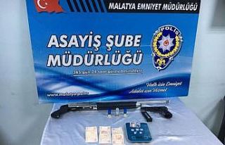 Sokağa çıkma yasağında polisten kaçan 3 kişi...