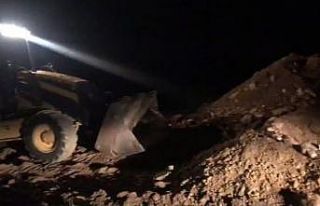 Sokağa çıkma yasağında sit alanında kepçeyle...