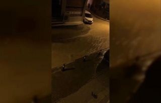 Su borusu patladı, yol çöktü