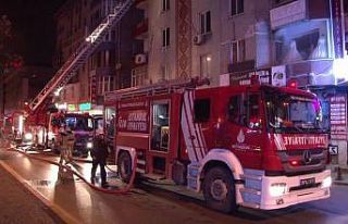 Sultanbeyli’de 5 katlı binanın çatısı alevlere...