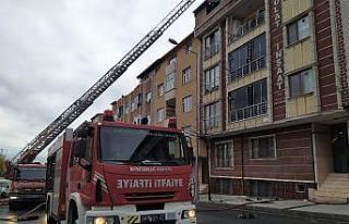 Sultangazi’de çatı katındaki yangın paniğe...