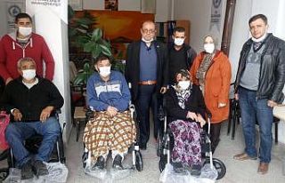 Suluovalı iş adamından 4 engelliye akülü araba