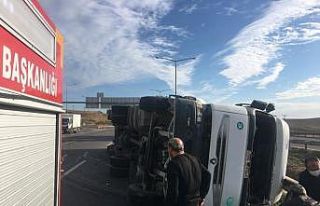 Sunta yüklü tır devrildi