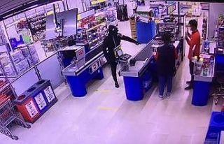 Süpermarketlere dadanan silahlı soyguncular pes...
