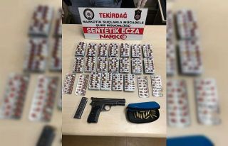 Şüpheli araçtan silah ve yüzlerce sentetik hap...
