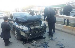 Sürat yapan araç kaza yaptı