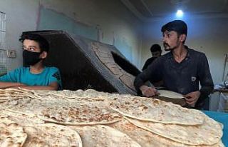 Suriye ekmeğini üreterek geçimini sağlıyor