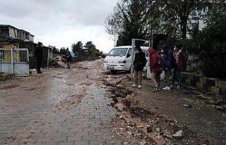 Sürücülerin yağmur, öğrencilerin çamurla imtihanı