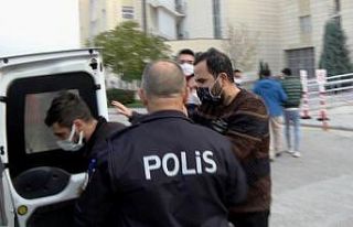 Süt kazanında banyo yapan ve görüntüyü kaydeden...