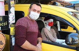 Taksiciden korona virüse cansız mankenli önlem