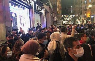 Taksim’de bir pasajın ikinci katına çıkan şahıs...