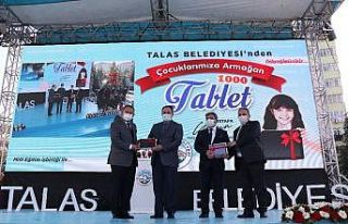 Talas Belediyesi öğrencileri sevindirdi, bin tablet...
