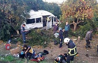Tarım işçilerini taşıyan servis aracı kaza yaptı:...