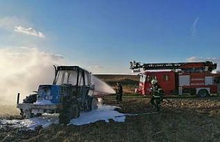 Tarlayı sürerken traktörü alev aldı