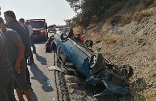 Tarsus’ta otomobil takla attı: 6 yaralı