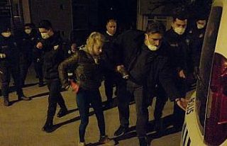 Tartıştığı kocasını sırtından bıçakladı