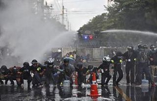 Tayland polisinden monarşi karşıtı protestolara...
