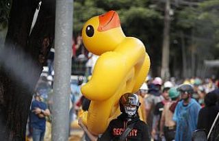 Tayland’da monarşi karşıtı protestocular polisle...