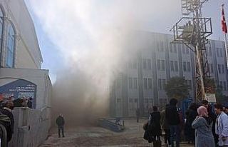 Tekstil fabrikasında çıkan yangın korku dolu dakikalar...