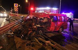 TEM’de bariyerlere çarpan minibüs hurdaya döndü:...