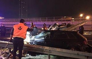 TEM’de kontrolden çıkan otomobil bariyere saplandı:...