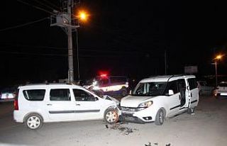 Ticari araçlar kafa kafaya çarpıştı: 2 yaralı