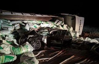 Tır otomobilin üzerine devrildi: 1 ölü