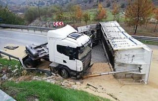Tır yan yattı, İzmir-Ankara karayolu trafiğe kapandı