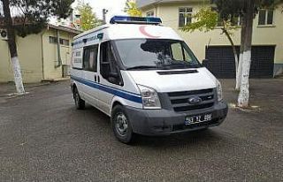Tırını tamir eden sürücü, başka bir tırın...