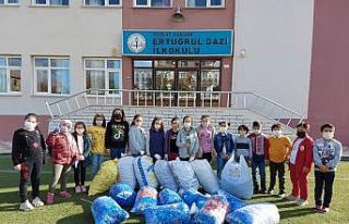 Topladıkları 125 bin adet mavi kapakla engellilere...