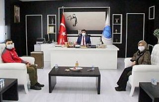 Toplum Merkezi yetkilileri Rektörü Karacoşkun’la...