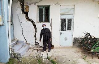 Topraktaki çatlak ve yarıklar yüzünden iki mahalle...