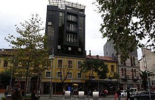 Trabzon’da sıra dışı bina görüntüsüyle dikkat...