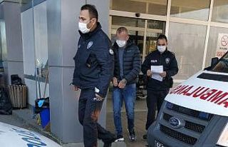 Trafikte aracıyla dehşet saçtı: 1’i polis 2...