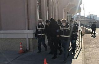 Tuzaklarına düşürdükleri kişilerin otomobillerini...