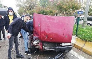 Üç araç birbirine girdi