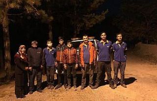 Uçurumda mahsur kalan gençleri AFAD kurtardı