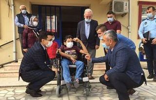 Umut tekerlekli sandalyesine kavuştu