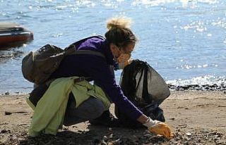 Ünlü sanatçılar Bodrum’da yerden izmarit topladı