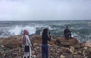 Uyarılara aldırmadılar dev dalgaların altında...