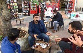 Uyarılara rağmen sigarayı elinden bırakmadı,...