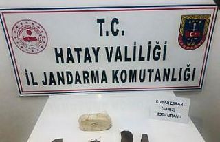 Uyuşturucuyu poşetle attılar, jandarmaya yakalandılar